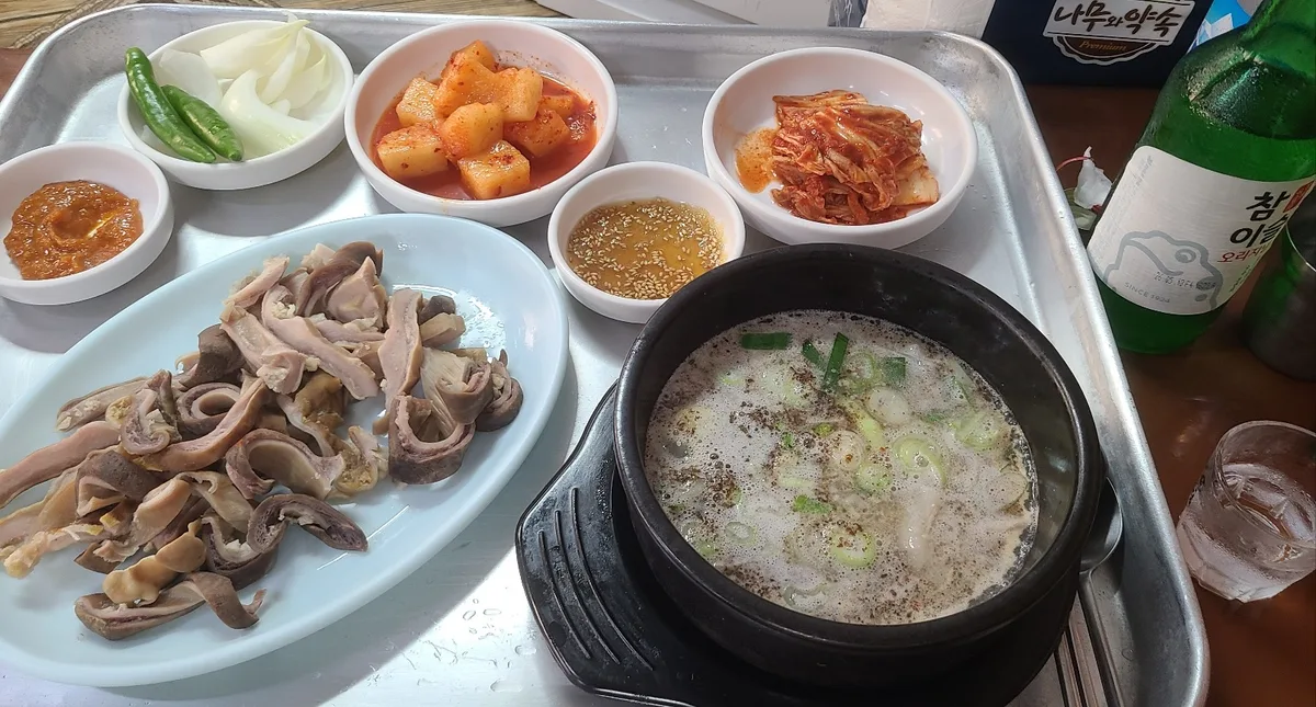 노포의 오소리감투 한 접시와 소주 한 병, 서비스 순댓국